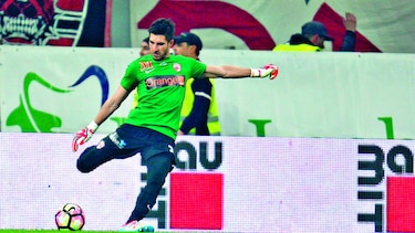 Penedo volvería para el clásico
