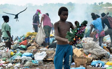 Un árbol de Navidad simboliza la esperanza en un vertedero de Brasil