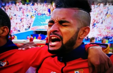 La imagen de Aníbal Godoy cantando el himno recorrió el mundo