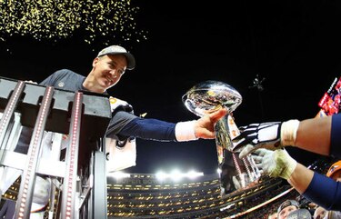Peyton Manning sale victorioso de nuevo, aunque sin brillar