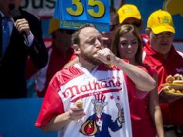 Hombre rompe récord al comer 70 hot dogs en concurso