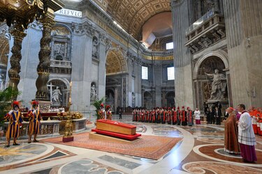 Multitudinario tributo de medianoche al papa Francisco