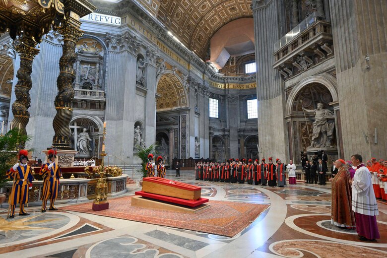 Multitudinario tributo de medianoche al papa Francisco
