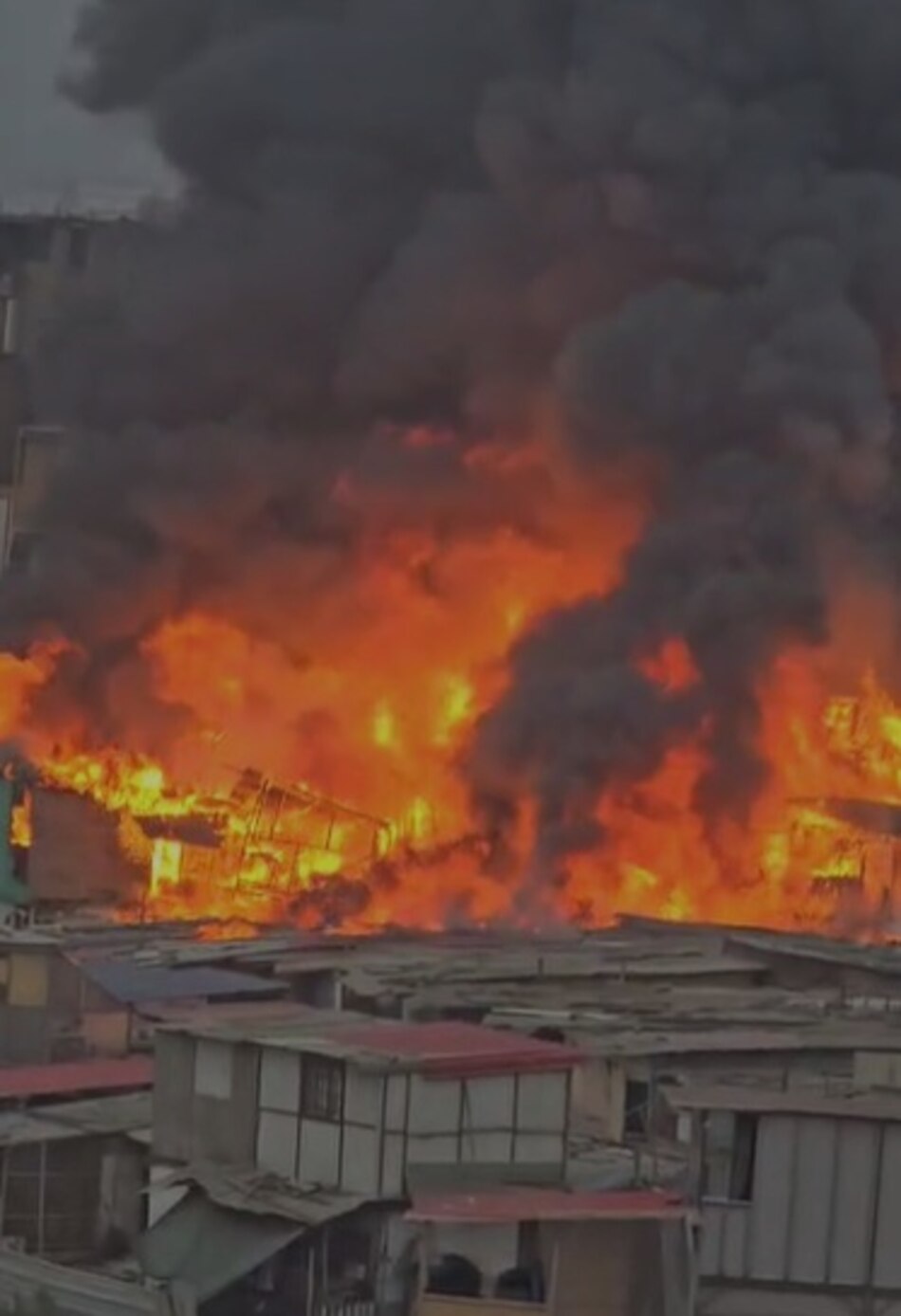 Lima: Un incendio de gran magnitud afecta a unas 80 viviendas