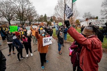 Muerte de un afroamericano desarmado a manos de un policía indigna de nuevo a Estados Unidos