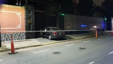 Hombre estrella su automóvil contra la embajada china en Argentina