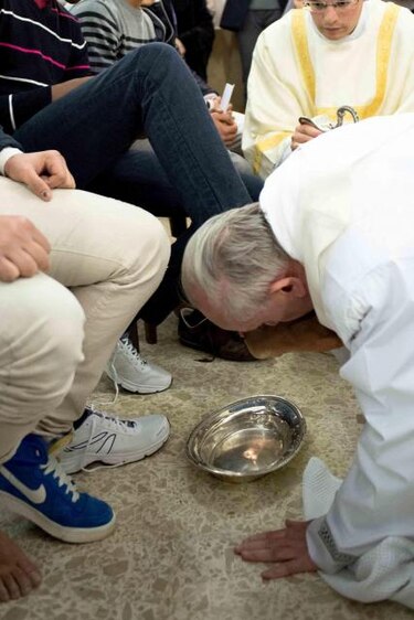 El Papa hace gesto sin precedentes al lavar los pies a dos musulmanes