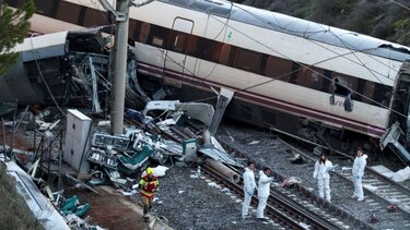 Cómo ocurrió el accidente y otras 4 preguntas clave sobre el fatal descarrilamiento y choque de trenes en España