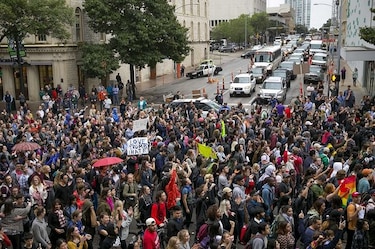 Aumentan seguridad en edificios de Trump por protestas contra su elección