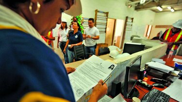 Solicitudes de permisos de trabajo caen un 3.1%