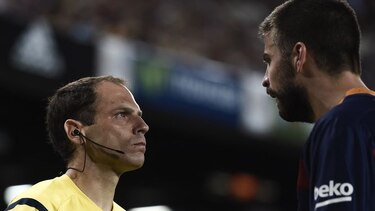 Piqué podría ser suspendido cuatro partidos por insultar a árbitro
