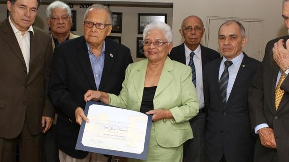 Honores para el escritor panameño José Franco