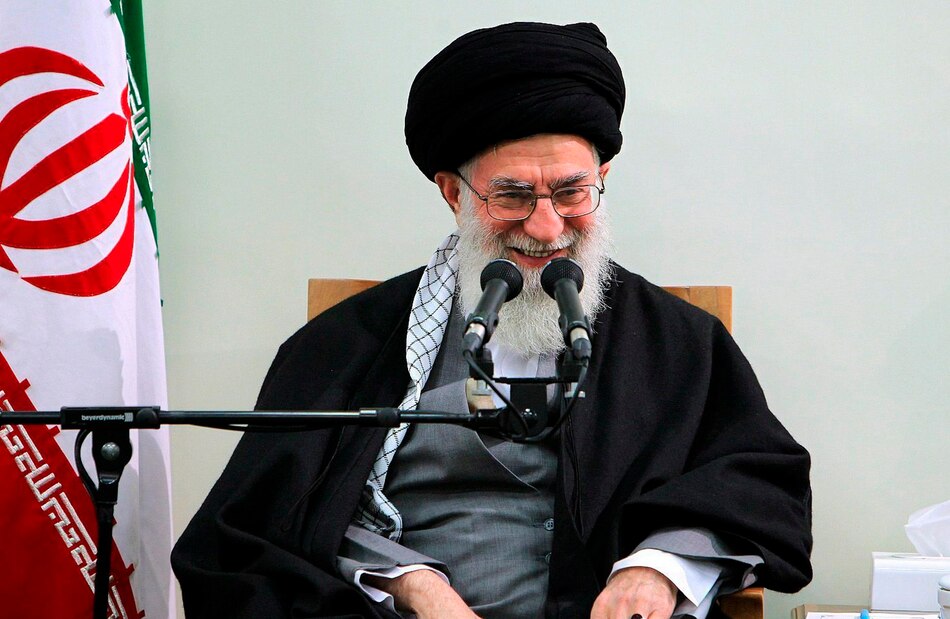 El líder supremo de Irán aparece por primera vez en público desde la guerra con Israel