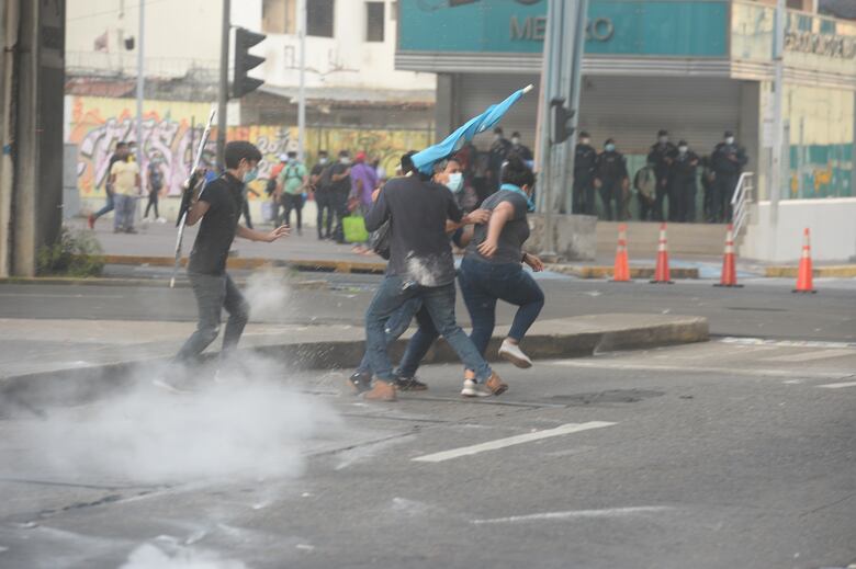 Repudian agresión de una subteniente contra manifestante universitaria; jóvenes se presentan ante un juez de paz