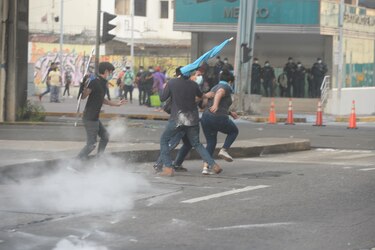 Repudian agresión de una subteniente contra manifestante universitaria; jóvenes se presentan ante un juez de paz