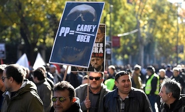 Taxis españoles van a la huelga contra Uber y Cabify