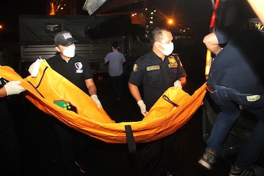 Se hallan partes de cuerpos en el lugar del accidente aéreo en Indonesia