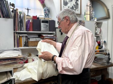 Mancinelli, el sastre que viste a los papas, ya se prepara para el sucesor de Francisco