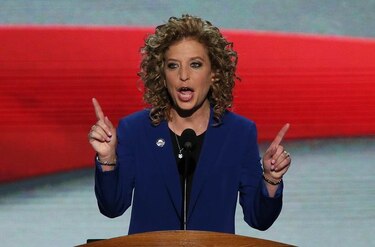 Sismo en el Partido Demócrata: Renuncia presidenta del colectivo por favorecer a Hillary Clinton