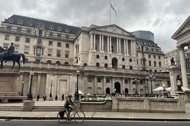 Cómo es el centenario edificio de Londres que guarda 400,000 lingotes de oro, incluyendo numerosos que pertenecen a Venezuela y están en disputa con Reino Unido