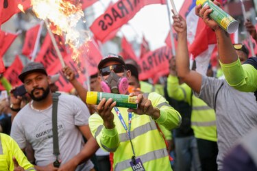 Enfrentamientos en los predios de la Asamblea Nacional debido al contrato minero; reportan un herido