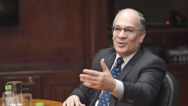 Procurador González contesta demanda de Waked