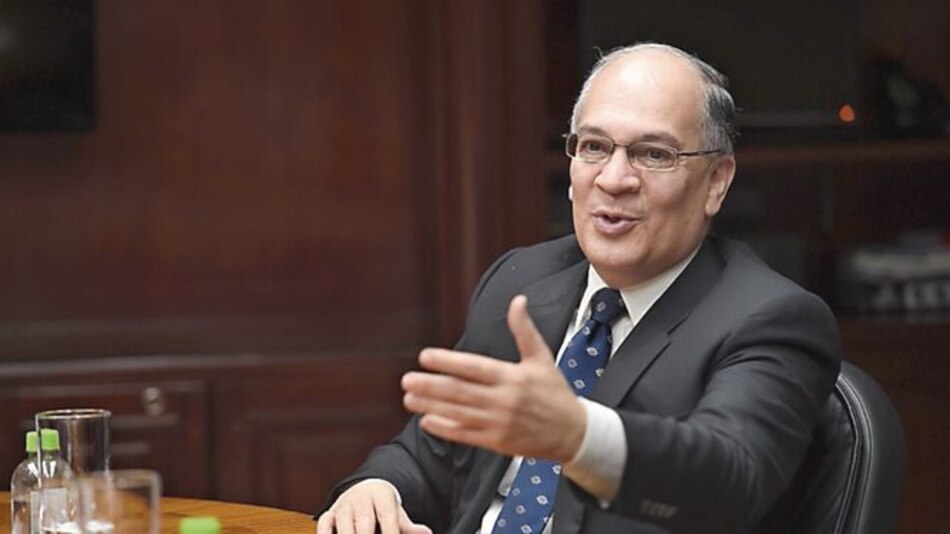 Procurador González contesta demanda de Waked