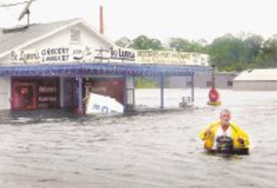 Huracán ‘Dennis’ podría costar a aseguradoras 8 mil millones