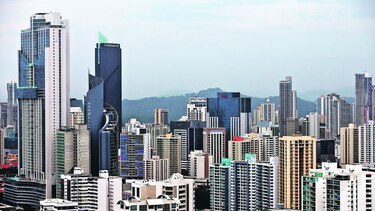 Prevén consolidación en banca y seguros