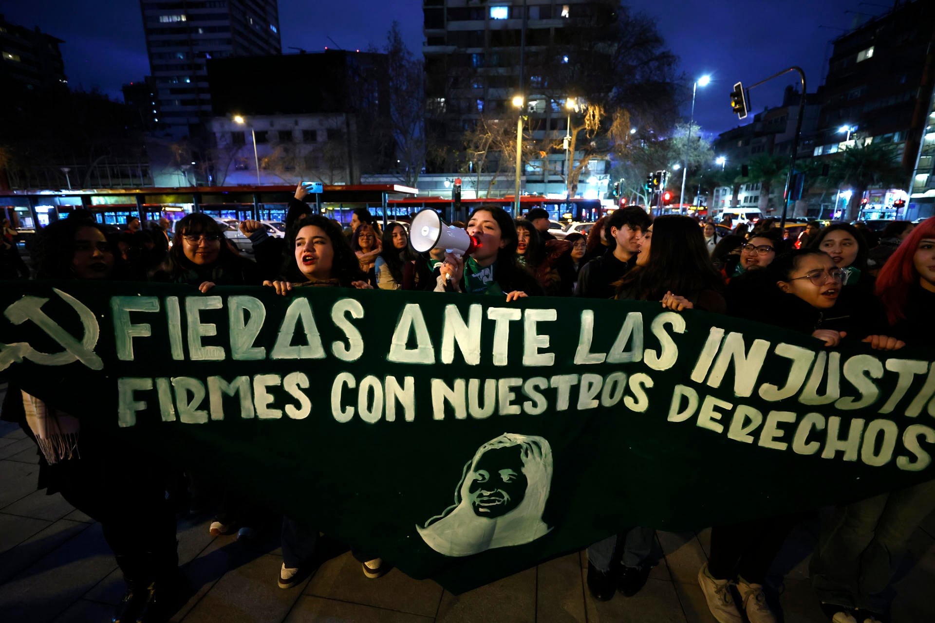 Mujeres marchan en Chile contra proyecto de ley que obligaría a escuchar latidos fetales antes del aborto