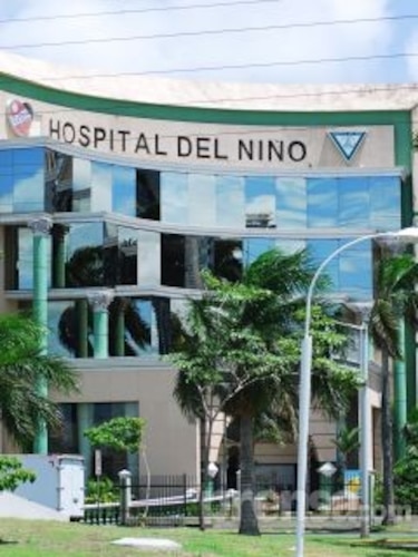 Estado de salud de siamesas es delicado, afirman médicos