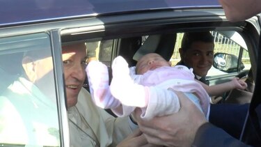 El papa Francisco bendice a Paula, una niña de 15 días