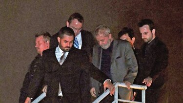 Lula comienza a purgar condena