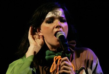 Björk supera una operación de garganta y espera volver a cantar en 2013