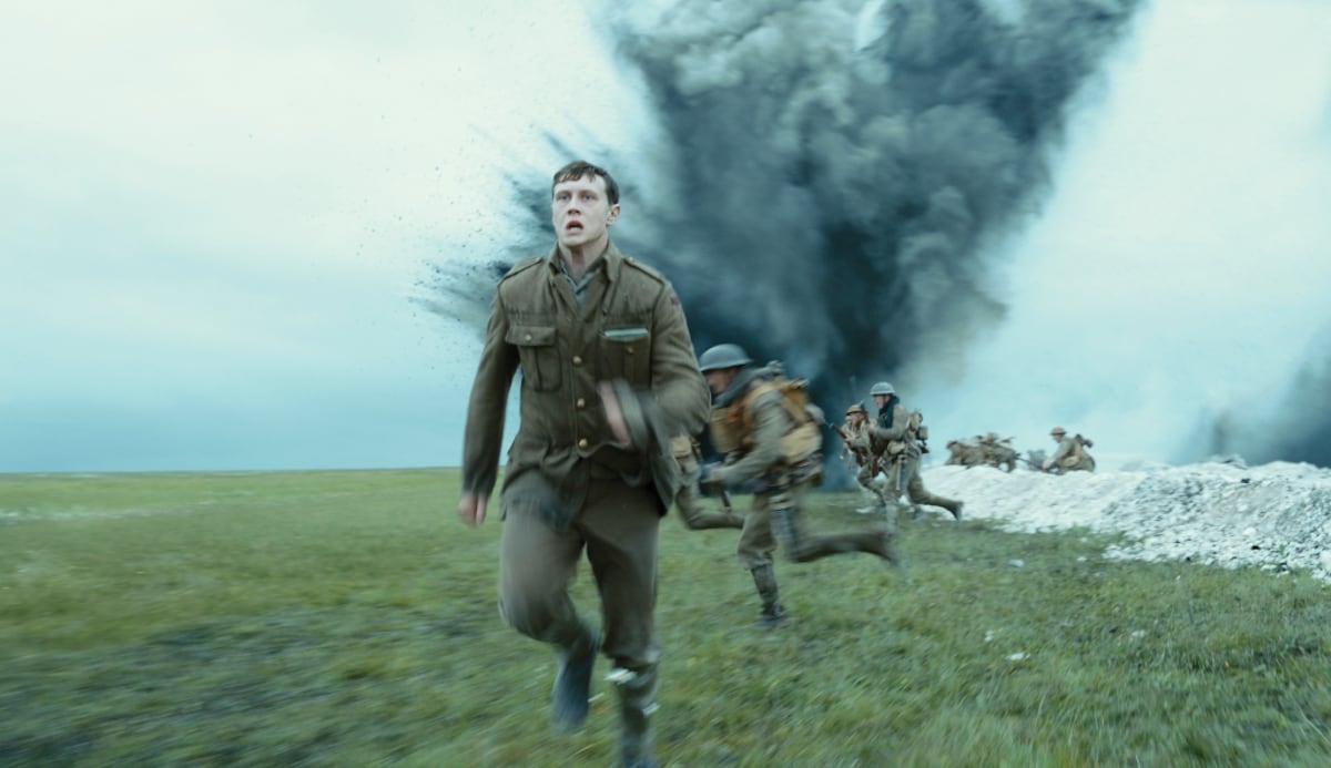 Sam Mendes hace un ejercicio cinematográfico al fijar toda la película en un solo plano, para que el espectador, de primera mano, pueda experimentar el conflicto. Cortesía/Universal Pictures