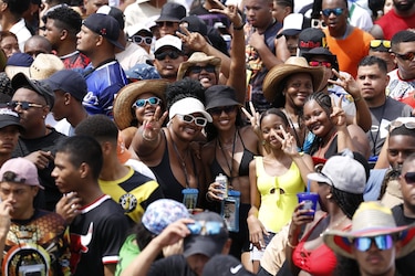 Agua y música en el lunes de Carnaval en la ciudad capital