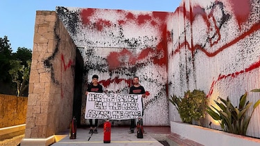 Activistas medioambientales vandalizan la mansión de Leo Messi