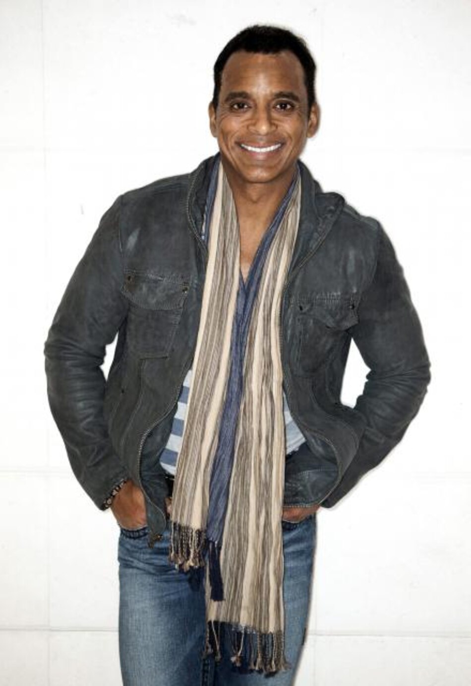 Jon Secada recuerda en Otra vez su legado mundial para los artistas latinos