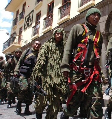 Policías peruanos amenazan con huelga