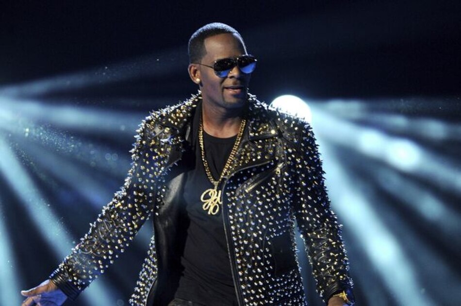 Novias del cantante R. Kelly salen en su defensa tras acusaciones de abuso