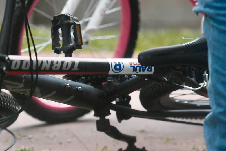 En plena veda electoral el diputado Raúl Pineda repartió mil 300 bicicletas en San Miguelito