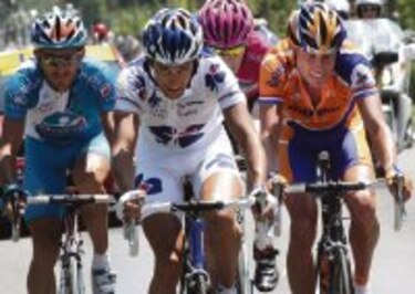 Sandy Casar gana y Contador pierde segundos antes de crono