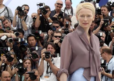 Actriz Tilda Swinton duerme en una urna de cristal para un museo