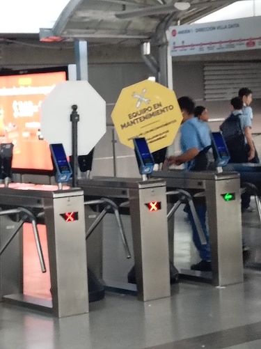 Quejas por fallas en nuevos validadores del metro y los metrobús durante transición tecnológica