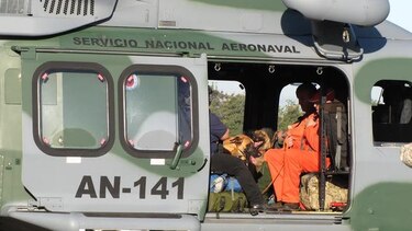 Autoridades y rescatistas holandeses con sus perros viajan a Alto Romero
