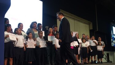 Autoridades entregan certificación a 286 centros escolares bilingües