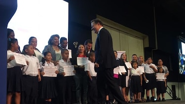Autoridades entregan certificación a 286 centros escolares bilingües