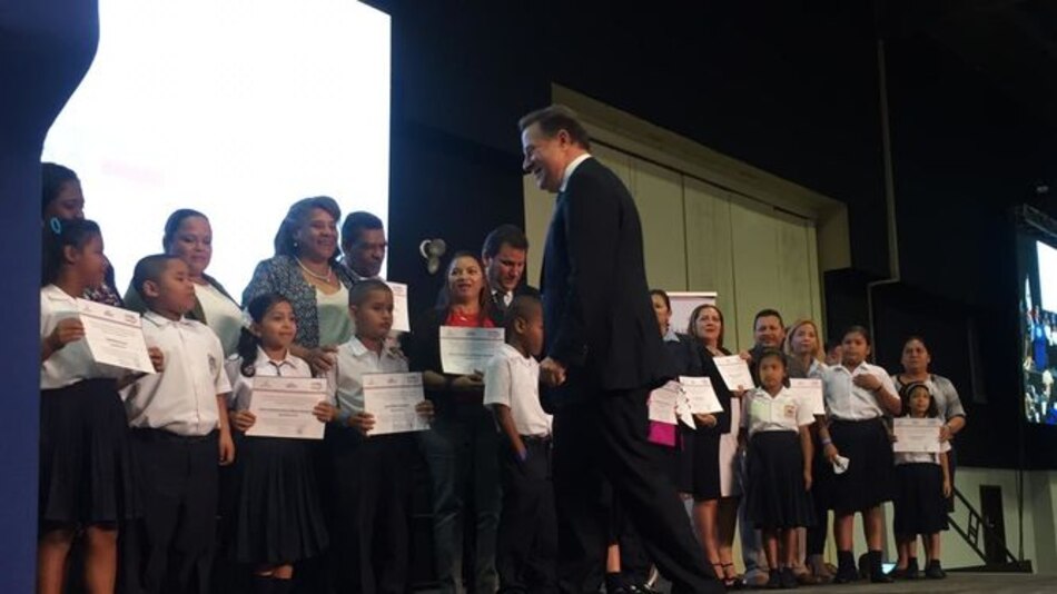 Autoridades entregan certificación a 286 centros escolares bilingües