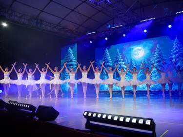 Town Center Costa del Este celebró su encendido navideño con un gran show y la magia del Ballet Nacional