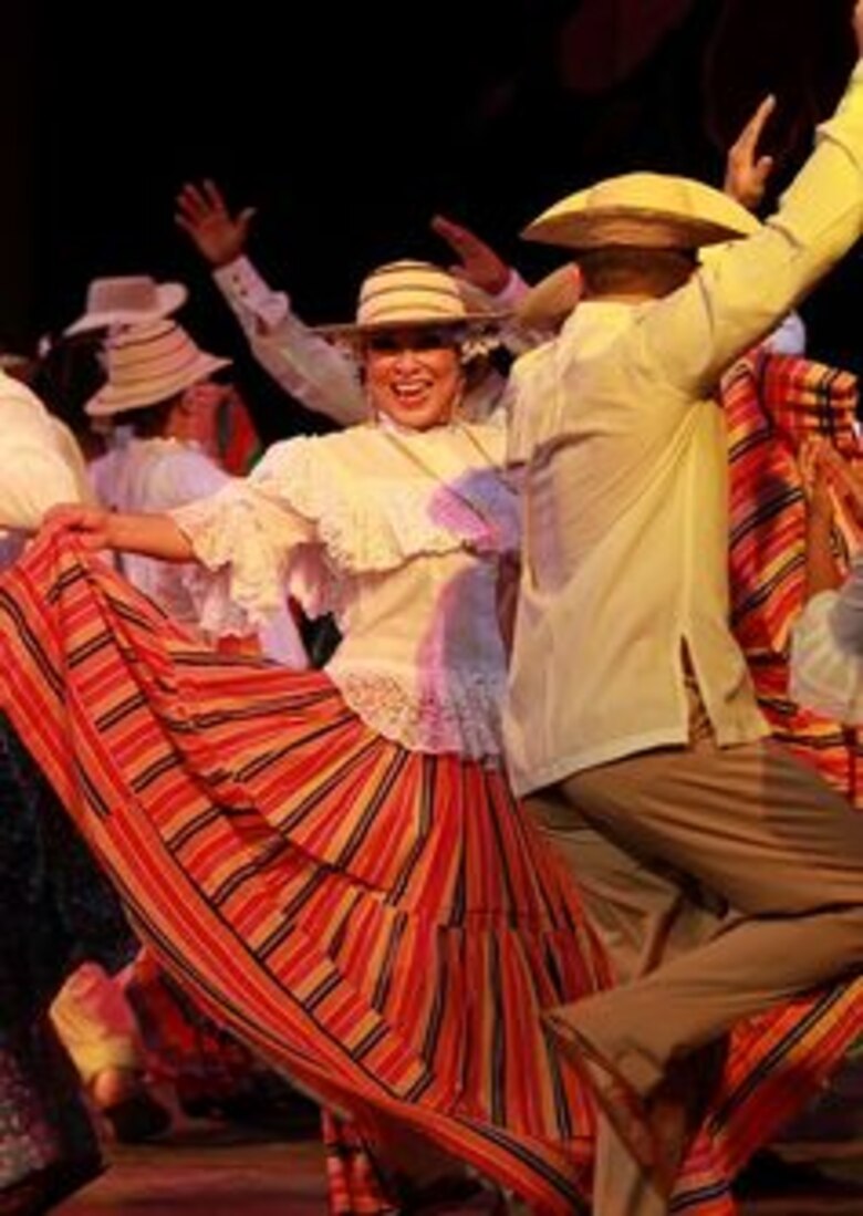 Concurso de cumbia para adultos mayores